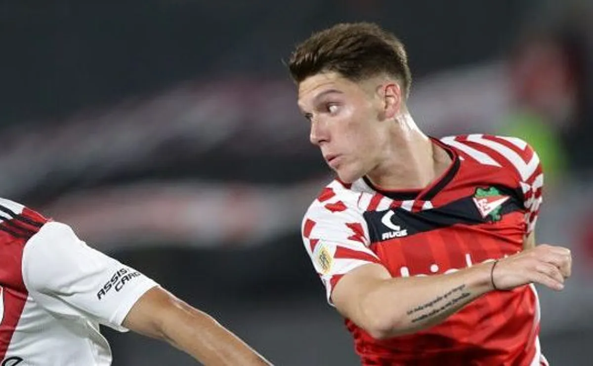 Rollheiser jugando ante River por el torneo local.