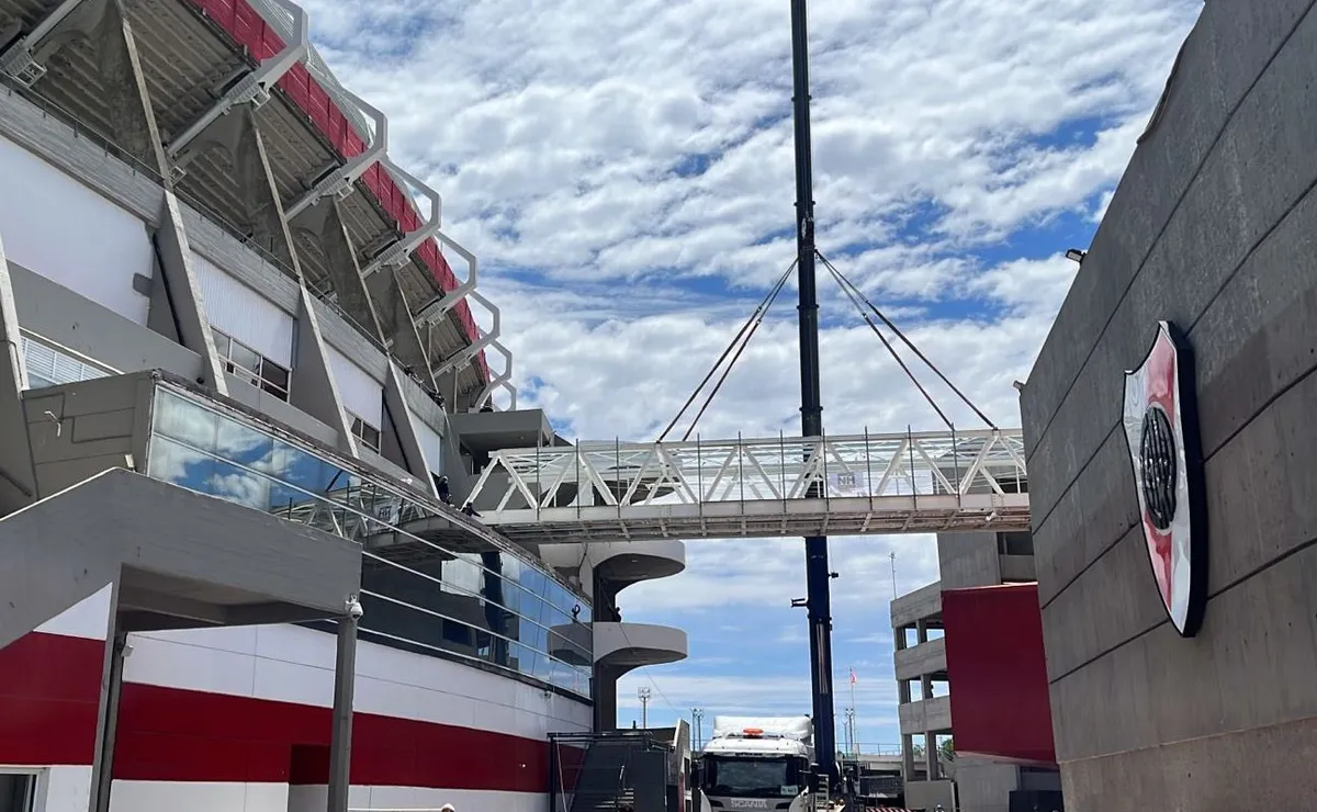 La colocación del nuevo puente peatonal que une el estacionamiento con el estadio Monumental.