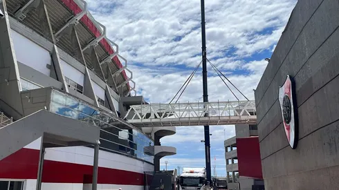 La colocación del nuevo puente peatonal que une el estacionamiento con el estadio Monumental.
