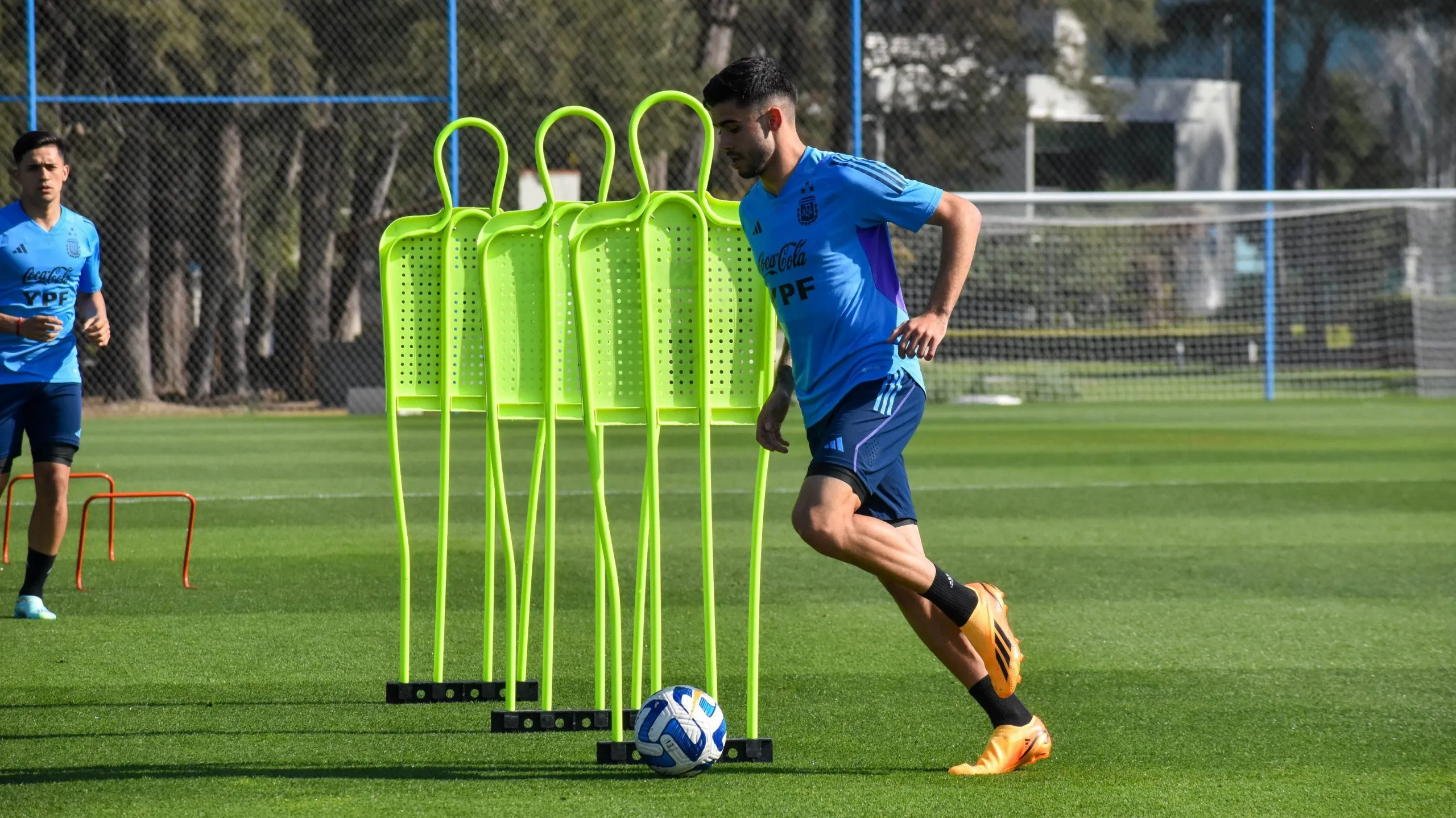Simón durante el entrenamiento de la Selección. (@Argentina)