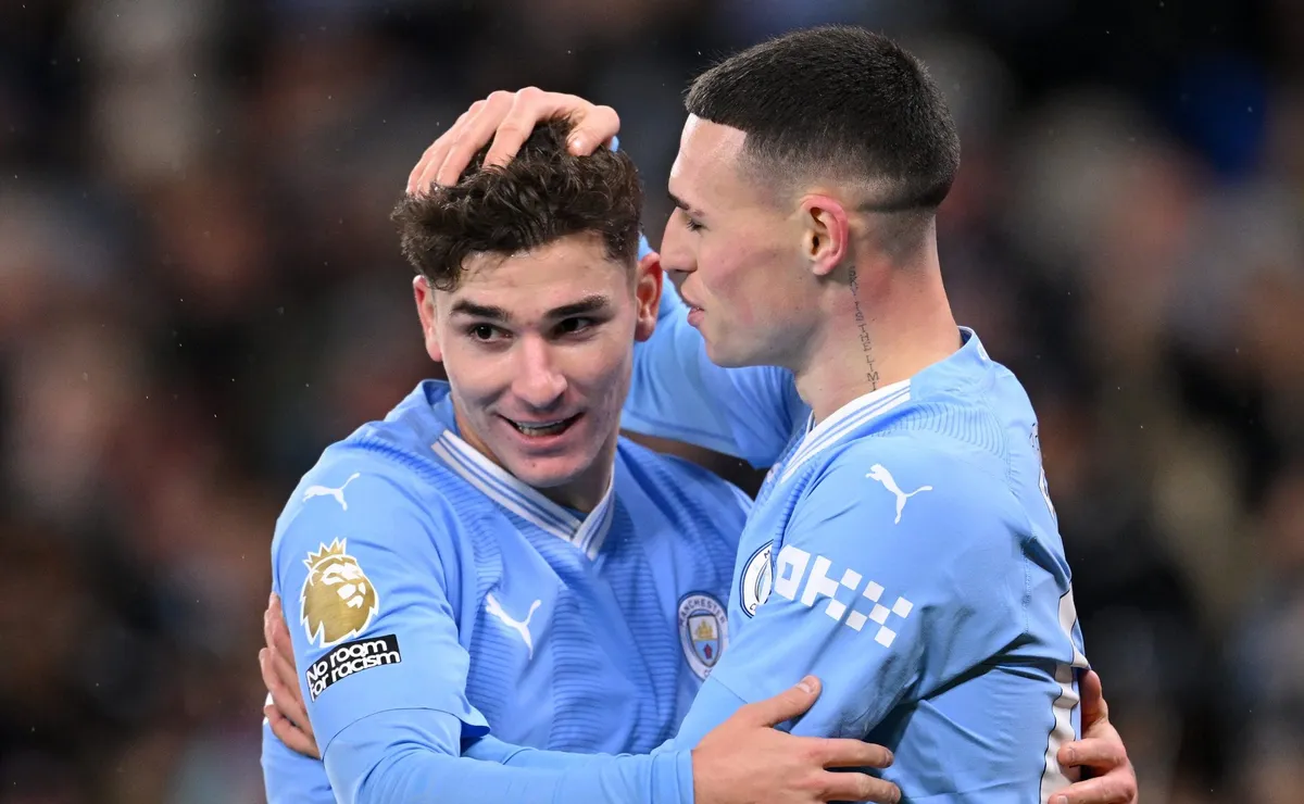 Abrazo de gol entre Julián y Foden. (Foto: Getty).