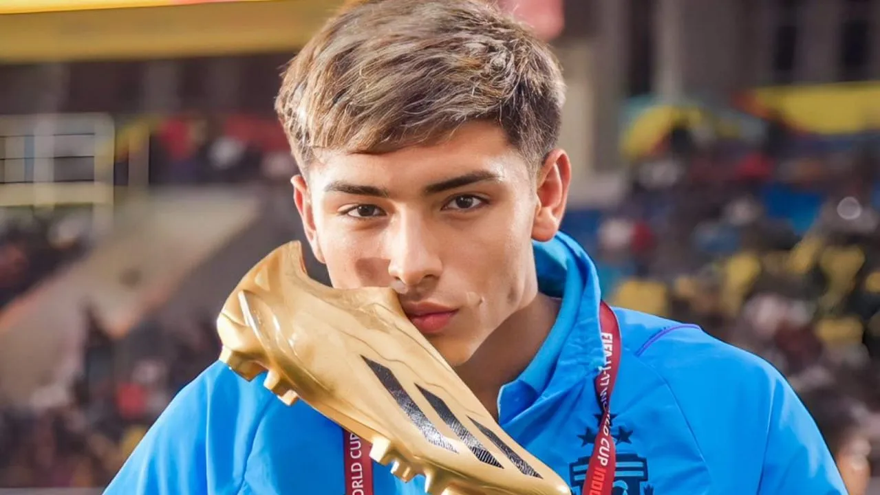 Ruberto posa junto a su Bota de Oro. (Getty)