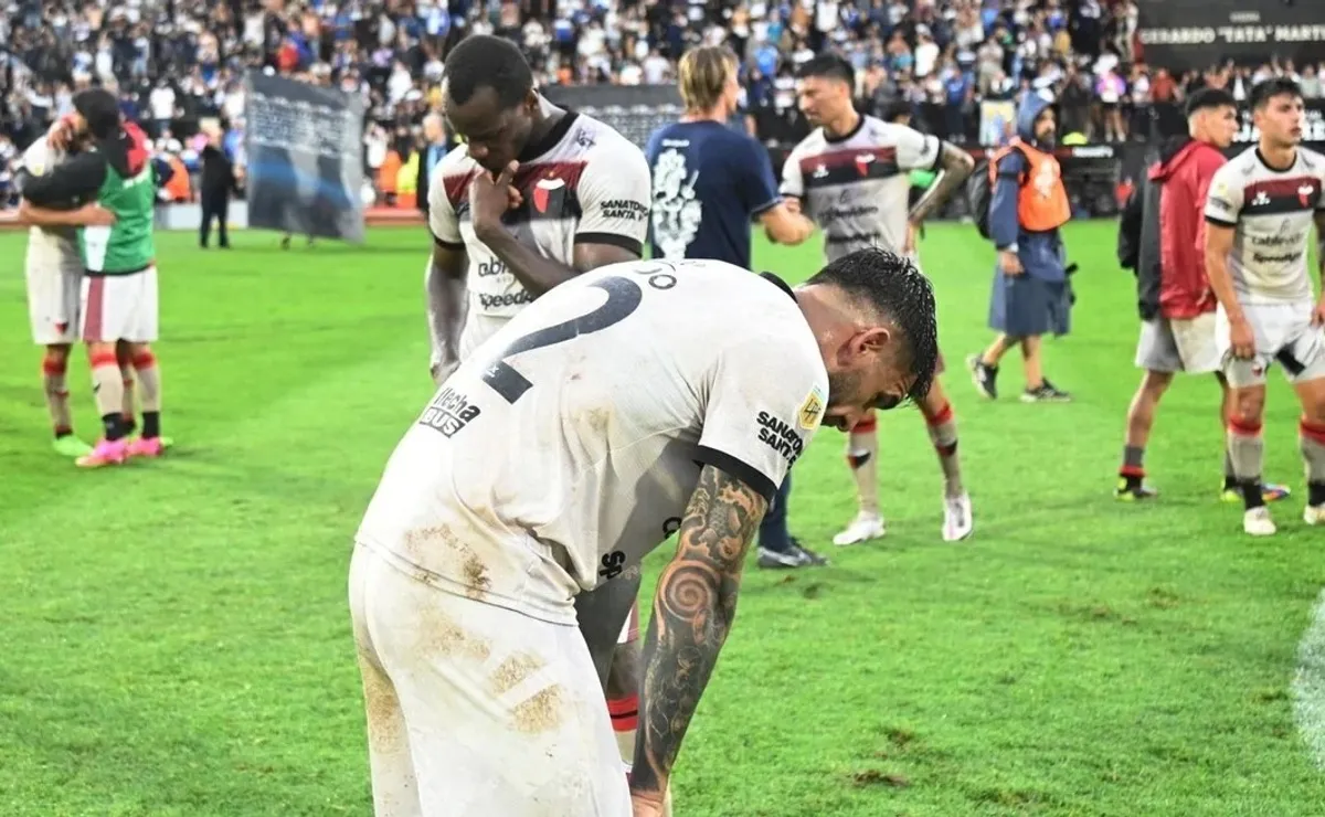 Colón descendió y Galván debe volver