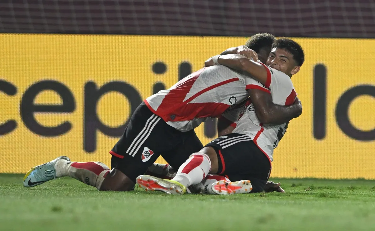 El impresionante abrazo del Colibrí y Ruberto luego del 2-0 frente a Barracas.