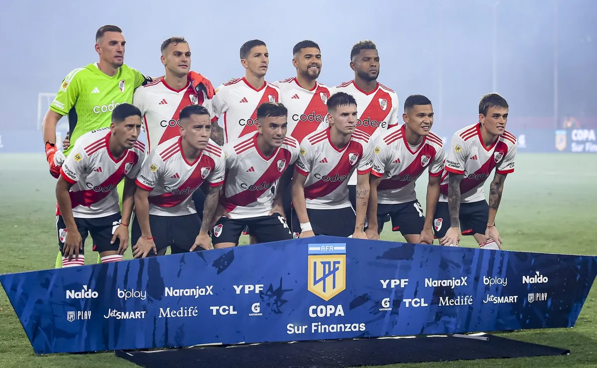 Los once titulares de River ante Barracas Central.