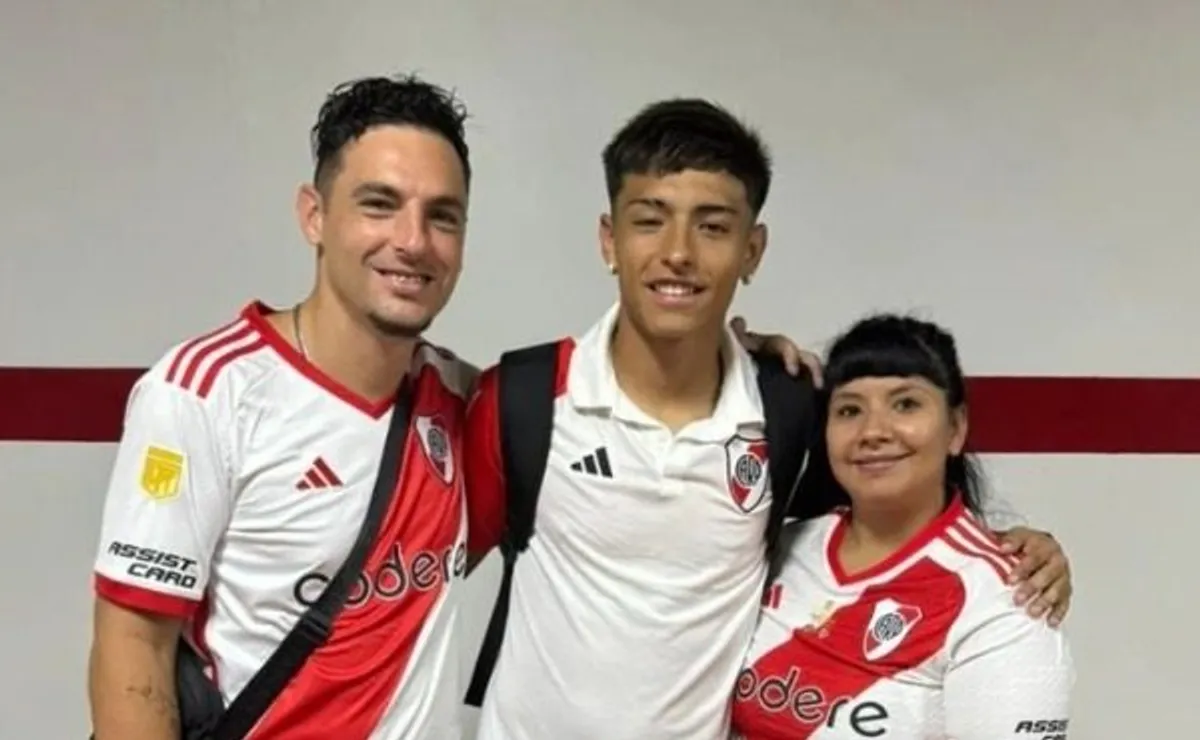 Ruberto junto a sus papás luego de tener su estreno en River.