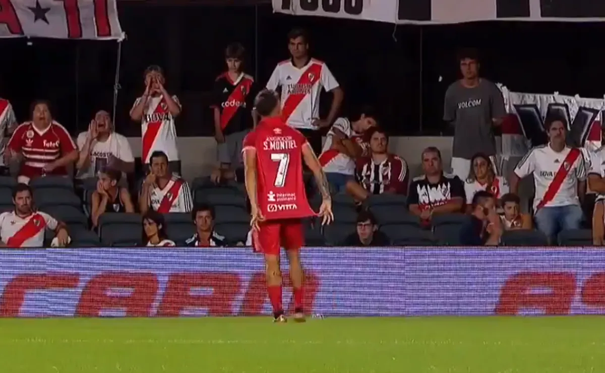 Santiago Montiel y su gesto a los hinchas.