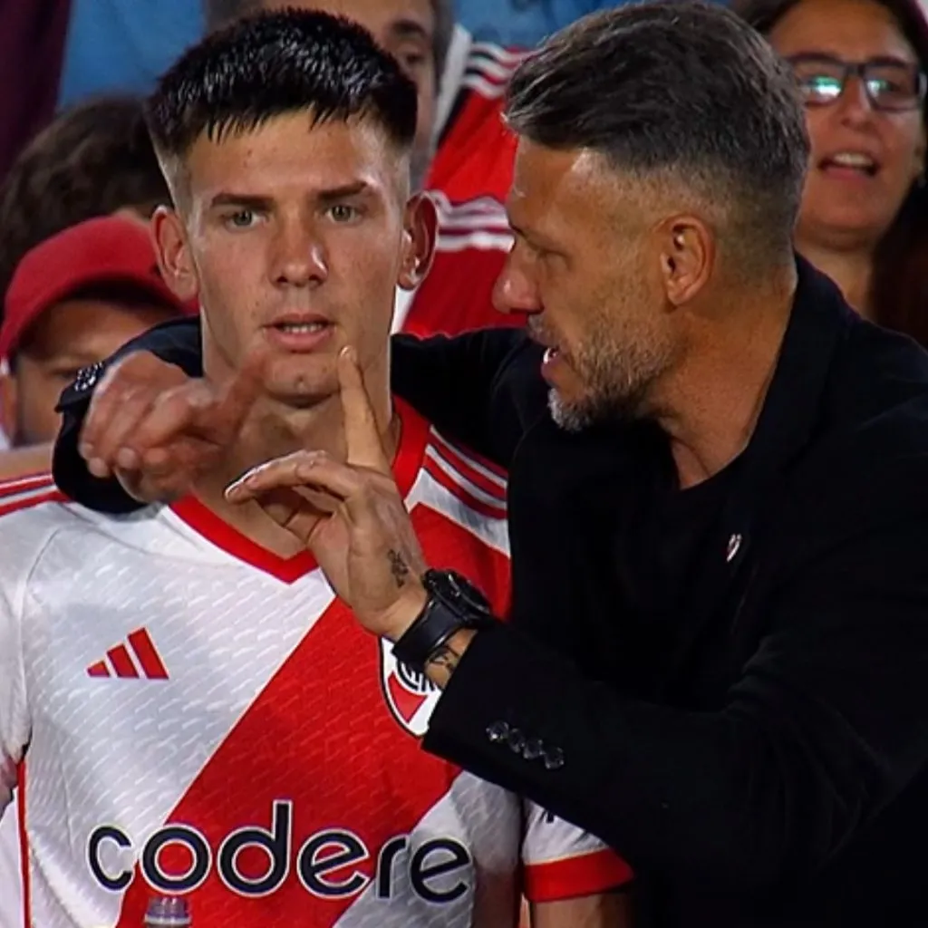 Demichelis le dio varias indicaciones a Mastantuono antes de su ingreso.