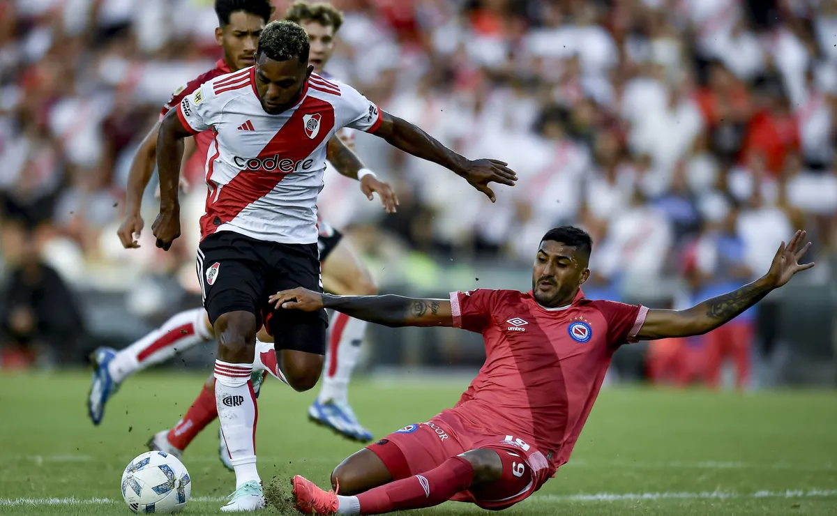 River vs Argentinos.