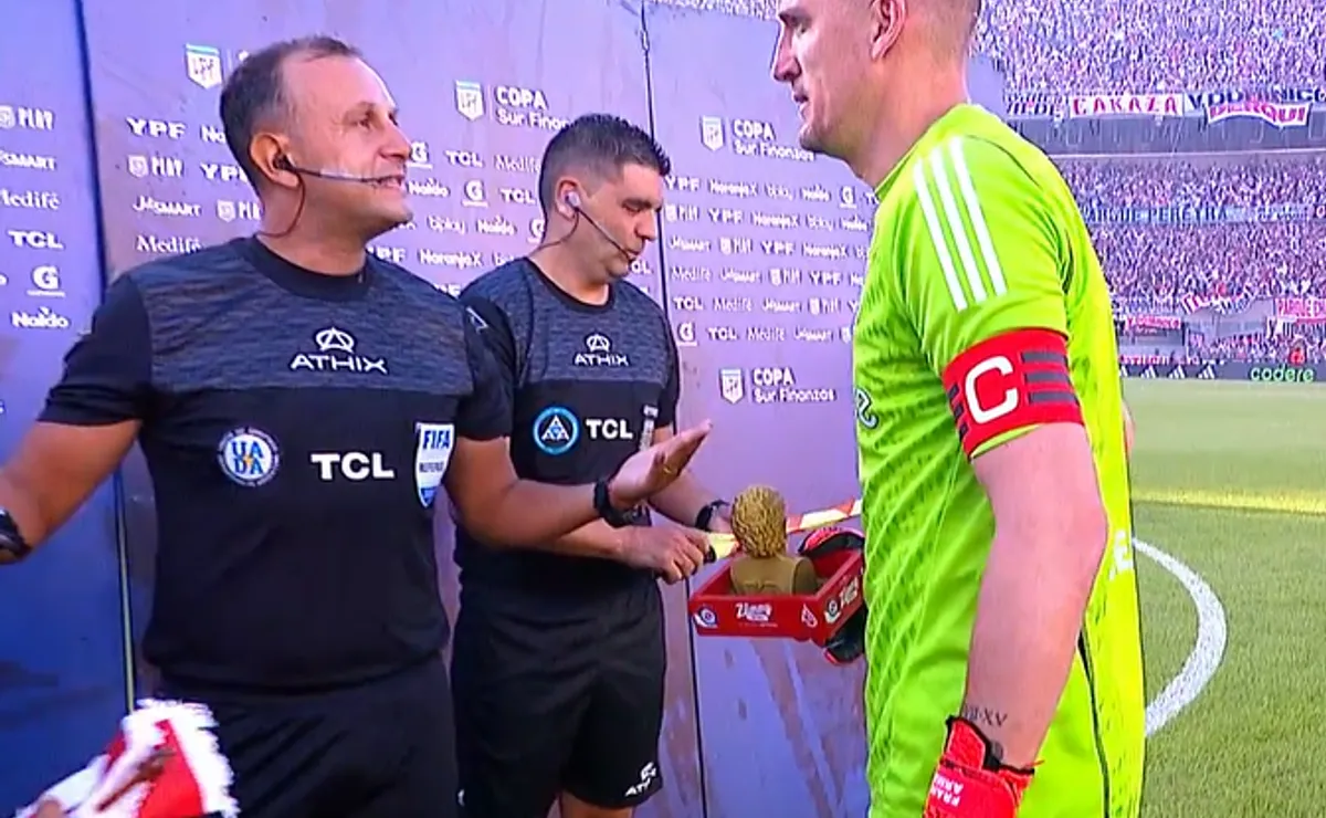 Armani no recibió un banderín del capitán rival como suele ser costumbre.