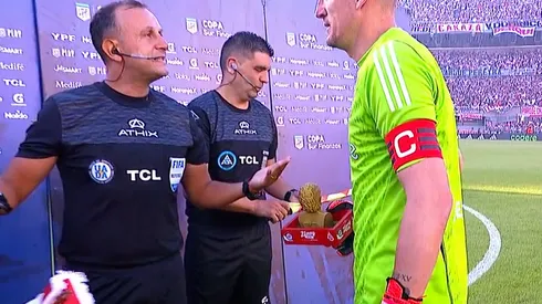 Armani no recibió un banderín del capitán rival como suele ser costumbre.