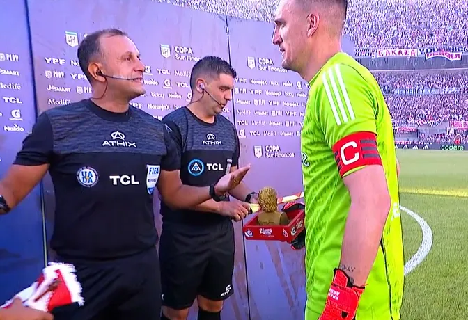 Armani y el busto que recibió de parte de Alan Rodríguez.