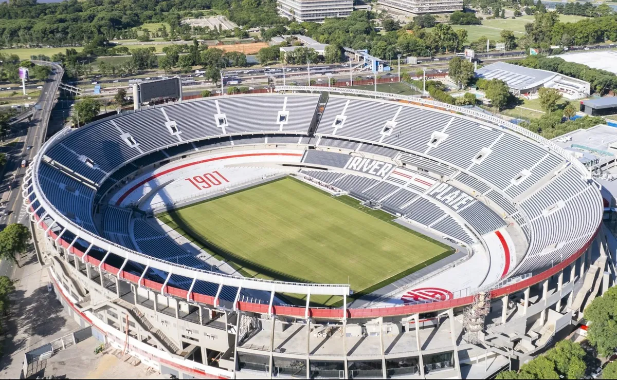 Así luce el campo de juego del Monumental a pocos días del debut en la Copa de la Liga.