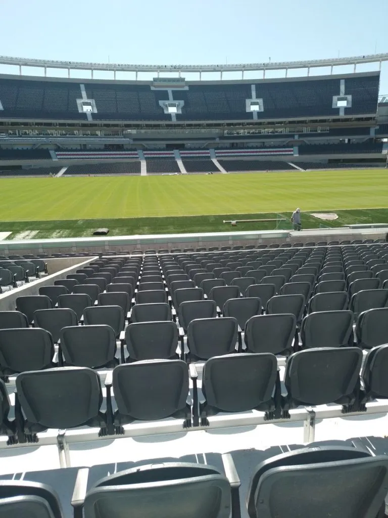 Así está el campo de juego del Monumental a pocos días del debut (Foto: @ObrasRiverPlate)