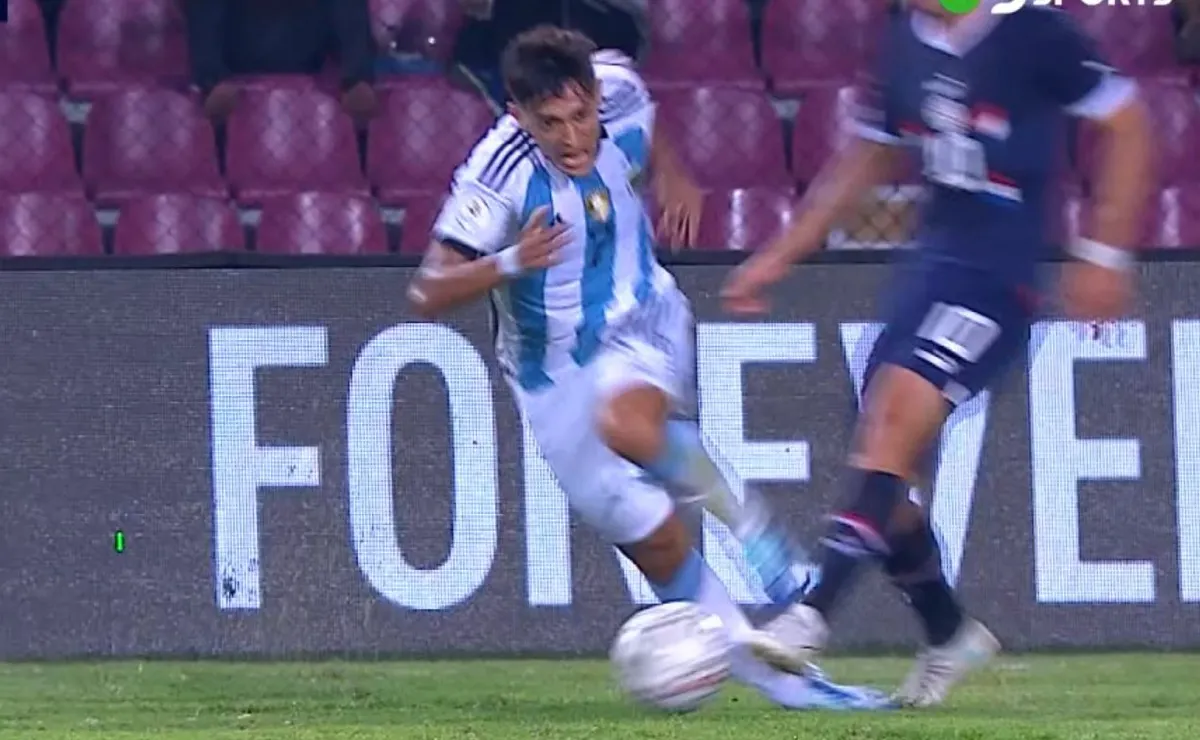 El planchazo que casi rompe a Pablo Solari en el debut del Sub 23 argentino.