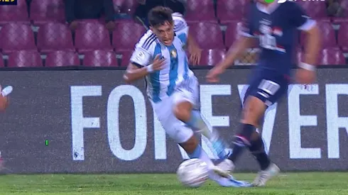 El planchazo que casi rompe a Pablo Solari en el debut del Sub 23 argentino.