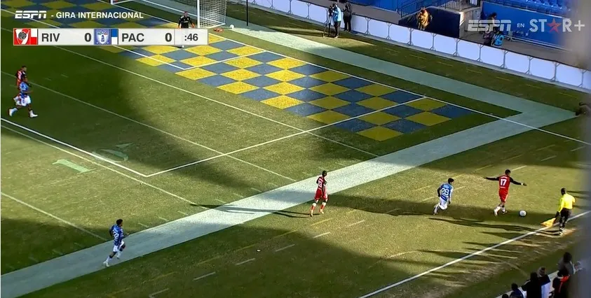 Pintadas y colores por todos lados, en un campo de juego lamentable (Foto: captura de TV)