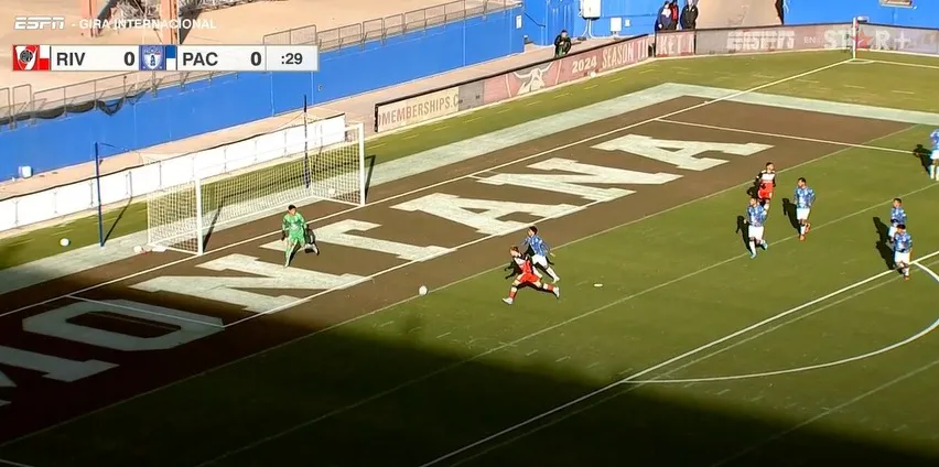 Las pintadas en el campo de juego del estadio del Dallas FC (Foto: captura de TV)