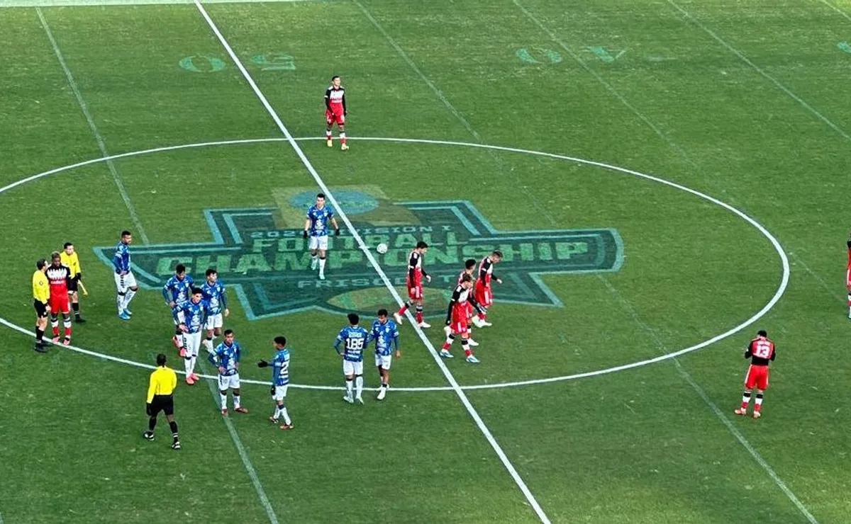 El campo de juego, en pésimas condiciones en el amistoso frente a Pachuca.