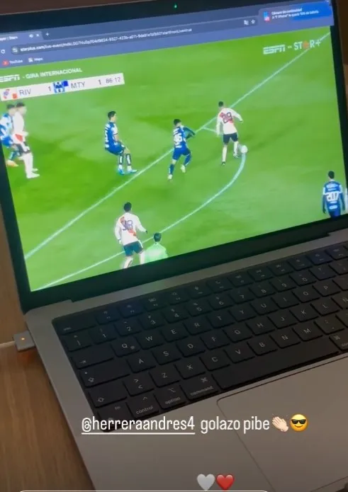 Echeverri miró el partido de River desde la concentración.