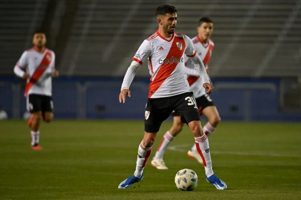 Santiago Simón ocupó el lateral derecho. (Foto: Prensa River)