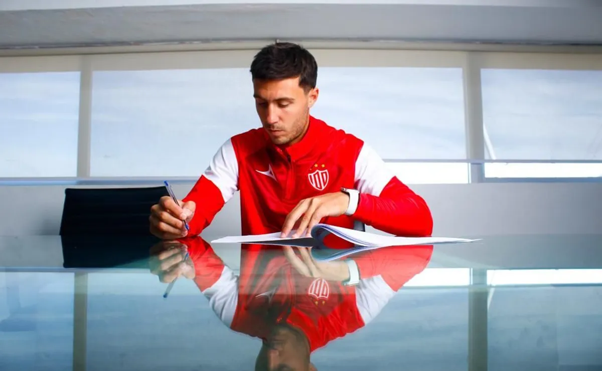 El momento de la firma de Paradela con el Necaxa.