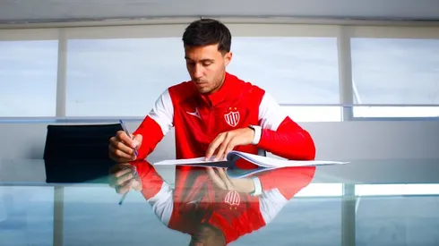 El momento de la firma de Paradela con el Necaxa.