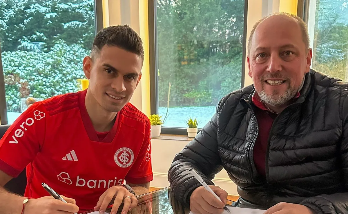 Borré firmó contrato acompañado del presidente de Inter.