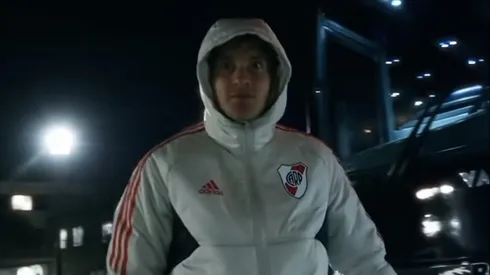 Colidio, abrigado hasta el cuello al bajar del micro.