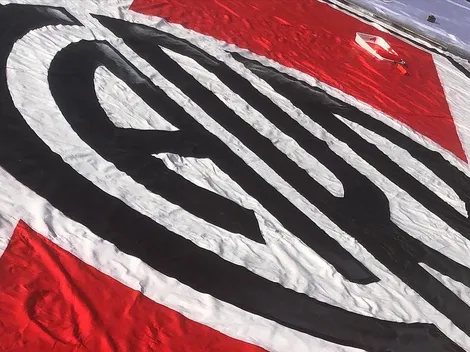 La historia detrás de la bandera de River en Estados Unidos