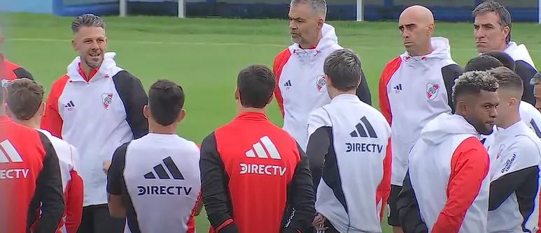 Demichelis al frente de la charla con todo el plantel.