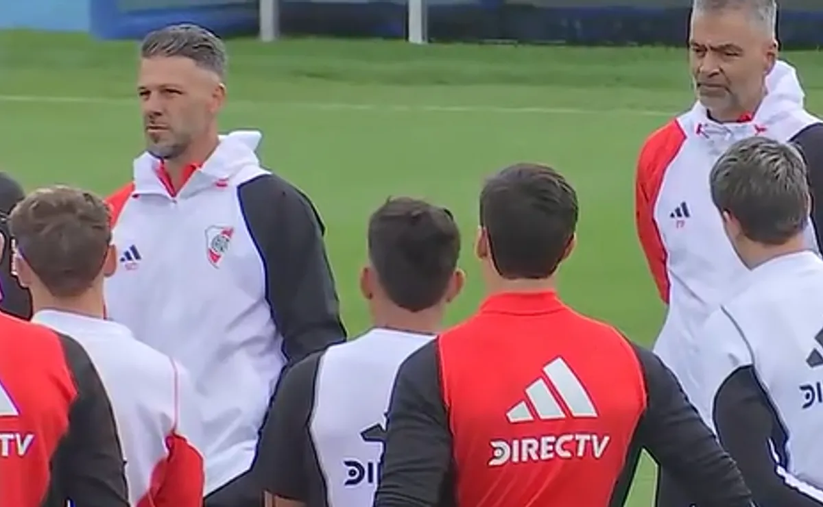 Demichelis al frente de la charla en la práctica.