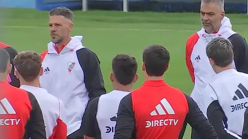 Demichelis al frente de la charla en la práctica.