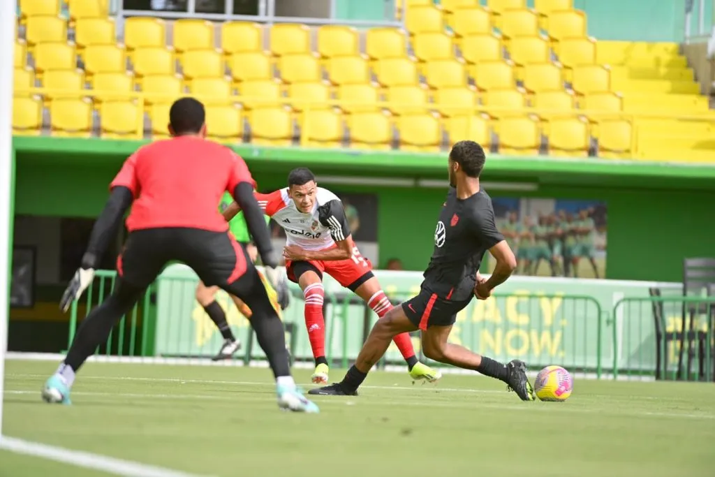 Herrera jugó como stopper por derecha en el primer tiempo. (Foto: Prensa River).
