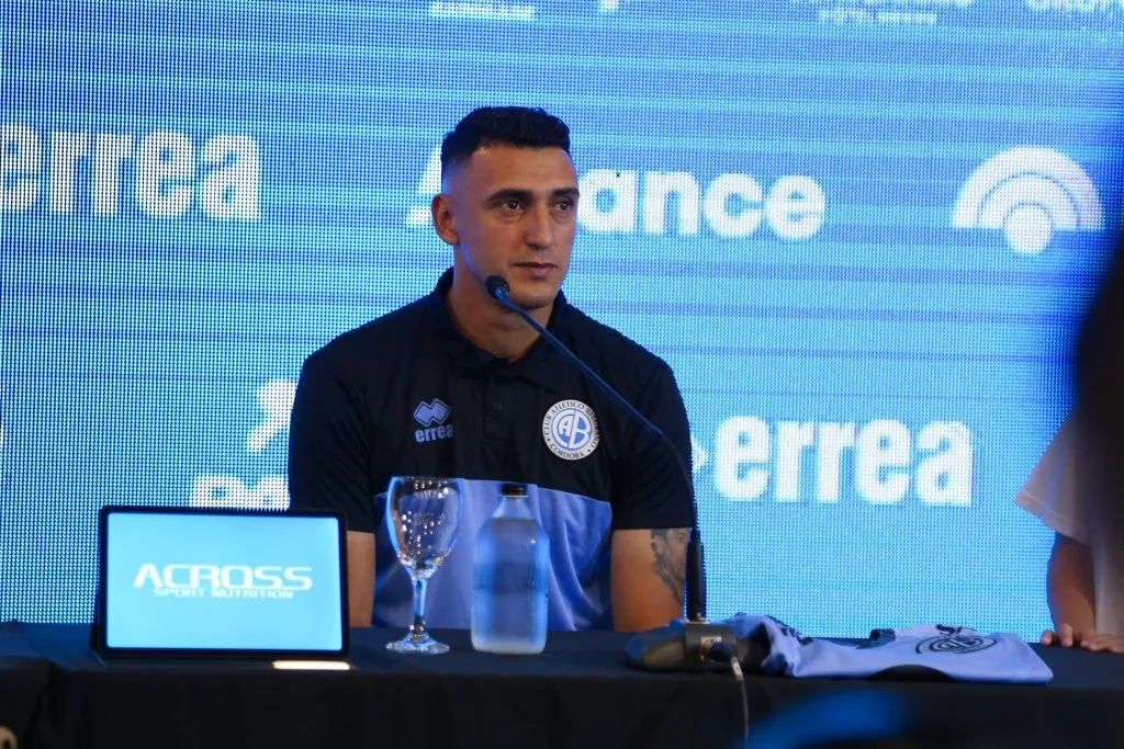 Matías Suárez durante su presentación en Belgrano.