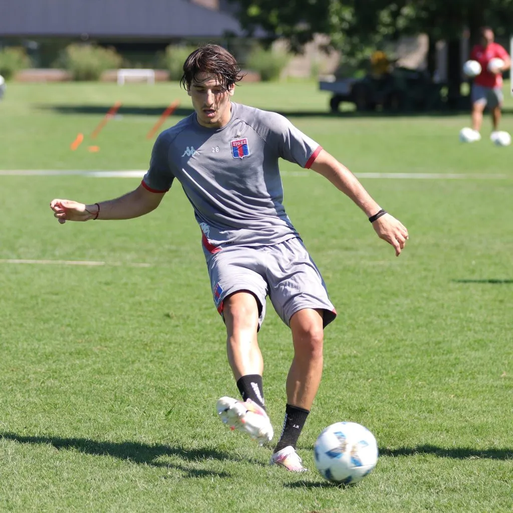 Sebastián Sánchez ya se entrena con la indumentaria de Tigre.