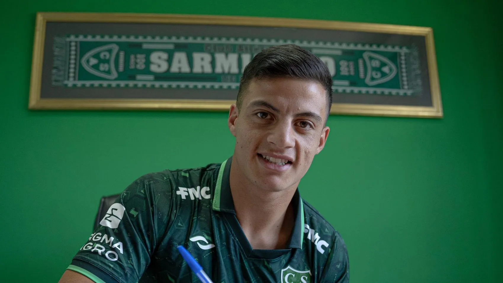 La foto oficial de Elías López firmando en Sarmiento. (Foto: Prensa Sarmiento).