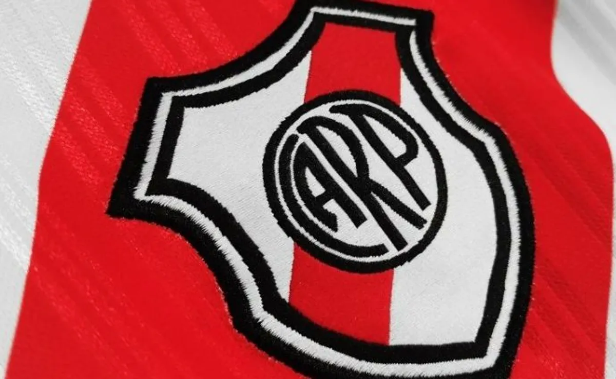 Se filtraron imágenes de la nueva camiseta retro del Más Grande.