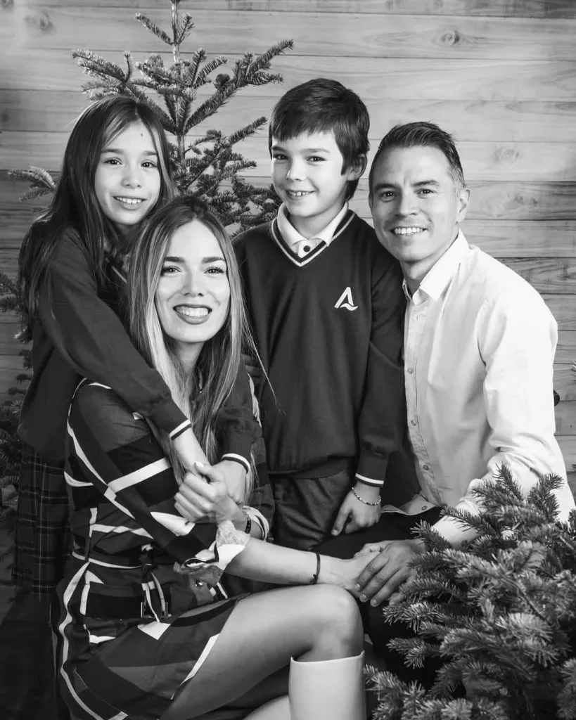 Javier Saviola con su mujer, Romanela Amato, y sus dos hijos: Julieta y Fabricio (Foto: @javier.saviolaok)