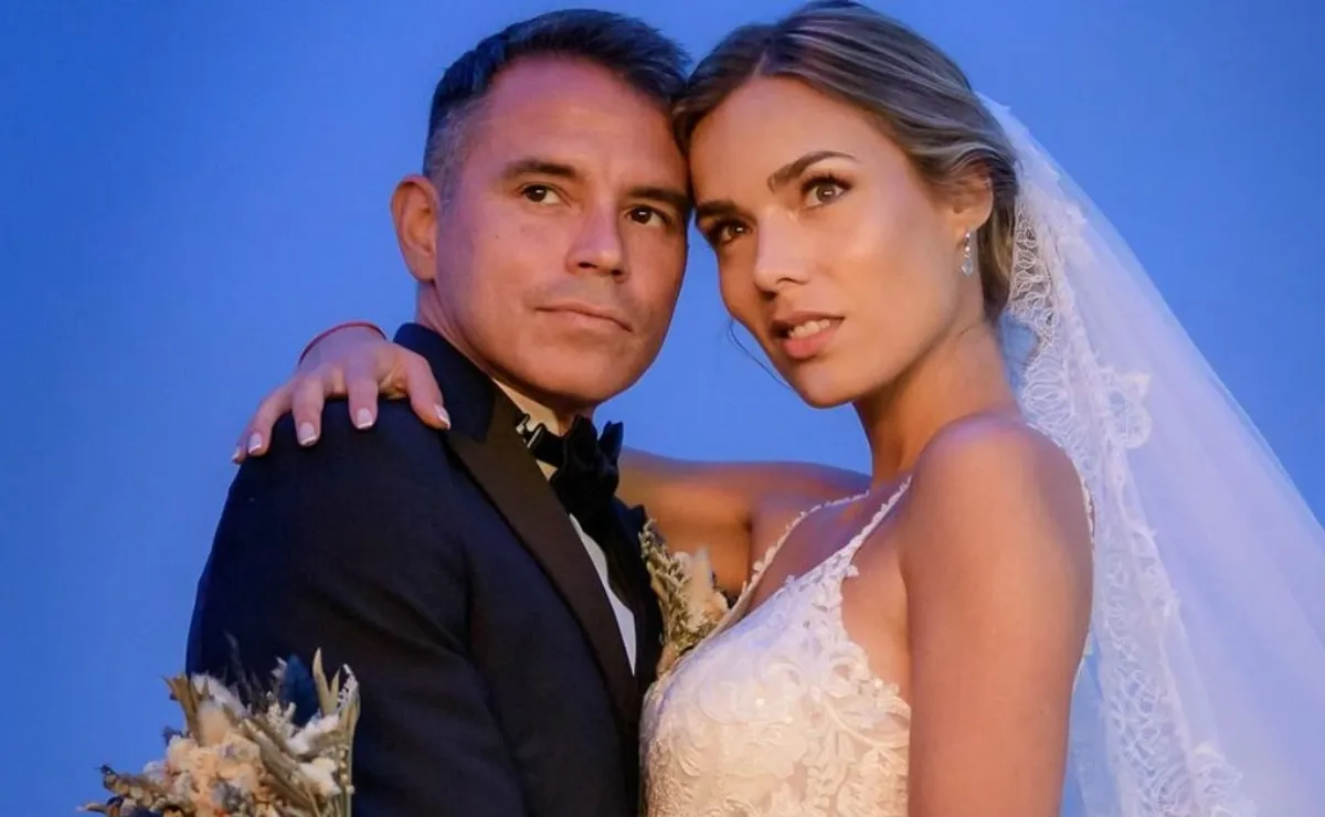 El exjugador de River Javier Saviola y su novia desde hace 18 años, Romanela Amato, se casaron en una fiesta inolvidable.