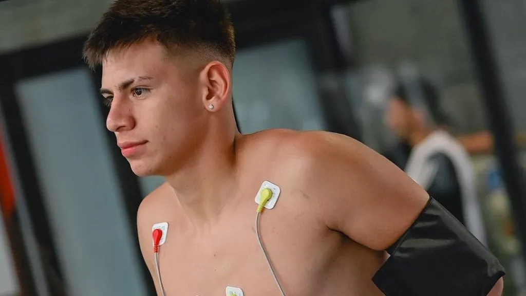 La primera foto de Echeverri en River luego de la noticia de su venta al City. (Foto: Prensa River).