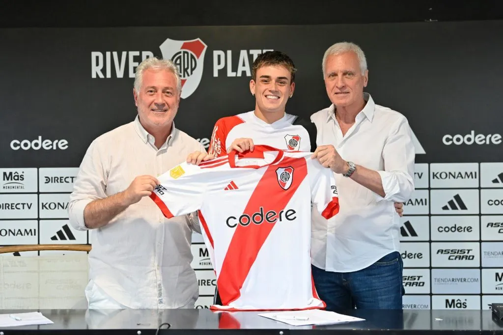 Nicolás Fonseca junto a los directivos Matías Patanian y Eduardo Barrionuevo (Foto: Prensa River)
