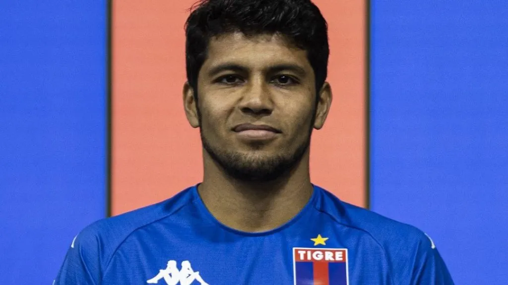 Robert Rojas se ausentó en los dos primeros días de pretemporada de Tigre buscando su salida.