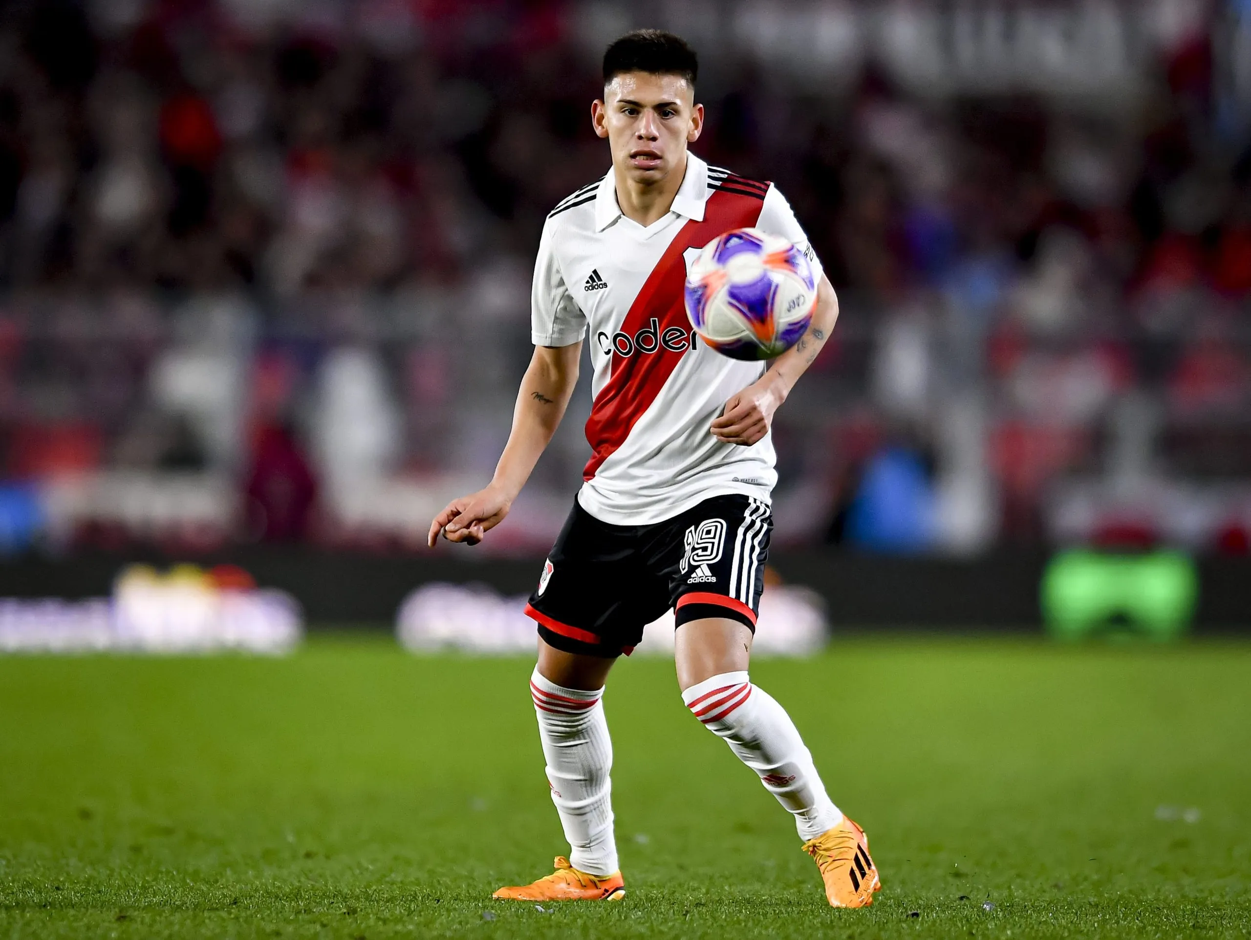 Claudio Echeverri jugará al menos un año más en River.