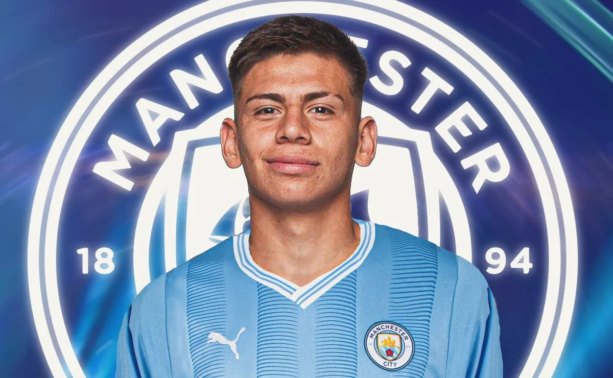 Echeverri espera su debut con Manchester.