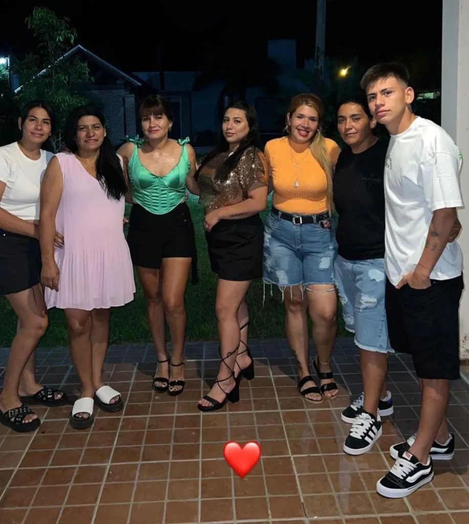 El Diablito Echeverri con las mujeres de la familia