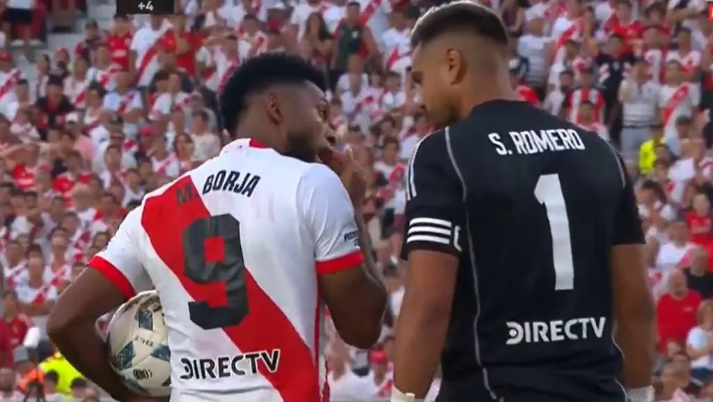 El Colibrí se cruzó con Chiquito Romero en el final del clásico.