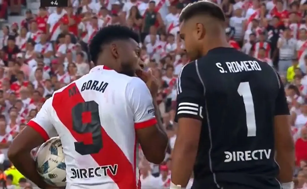 El Colibrí se cruzó con Chiquito Romero en el final del clásico.