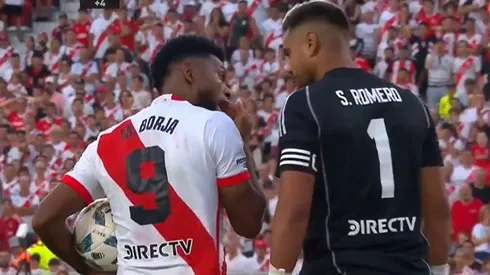 El Colibrí se cruzó con Chiquito Romero en el final del clásico.