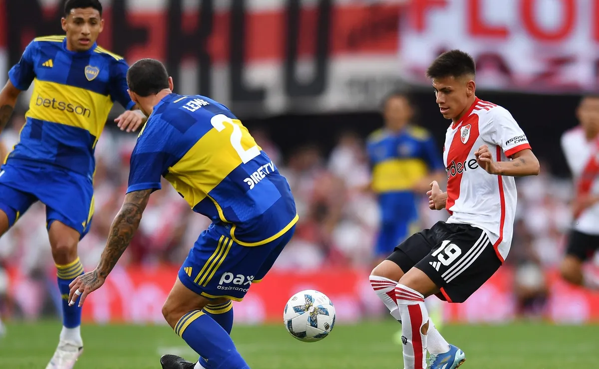 Echeverri salió lesionado en River.